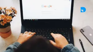 Persona buscando en Google sobre Dominio con o sin WWW ¿Cuál es mejor para el SEO de mi página web