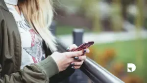 Persona en el celular buscando ¿Qué es y para qué sirve el Marketing Digital?