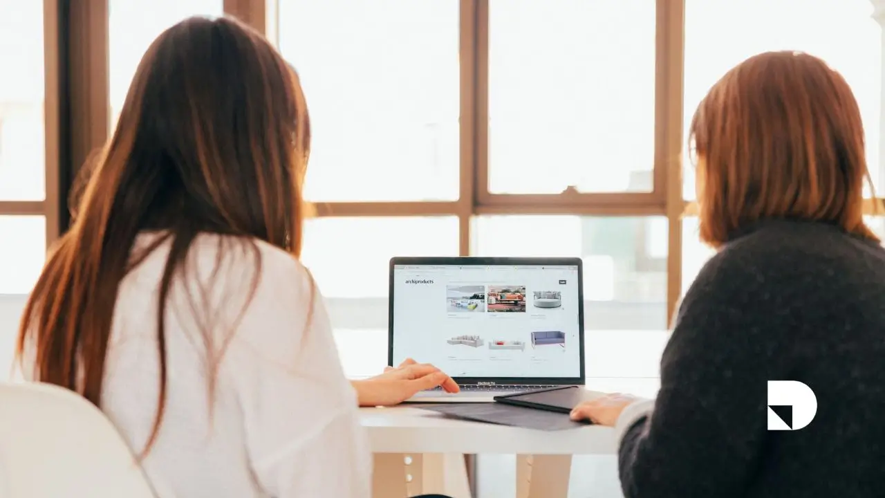 Dos personas navegando en una web buscando un dominio