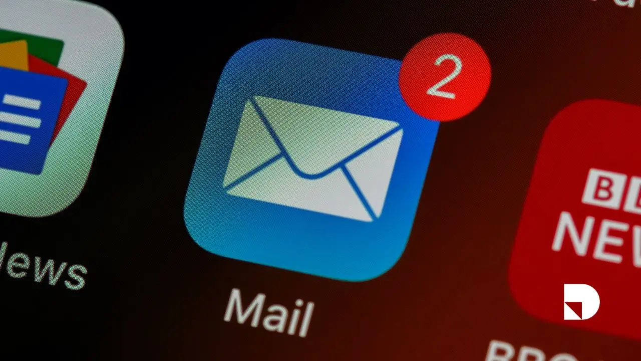 Imagen del celular donde se evidencia un notificación correo recibido.