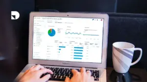 Persona viendo su perfil de google analytics analizando datos de su sitio web