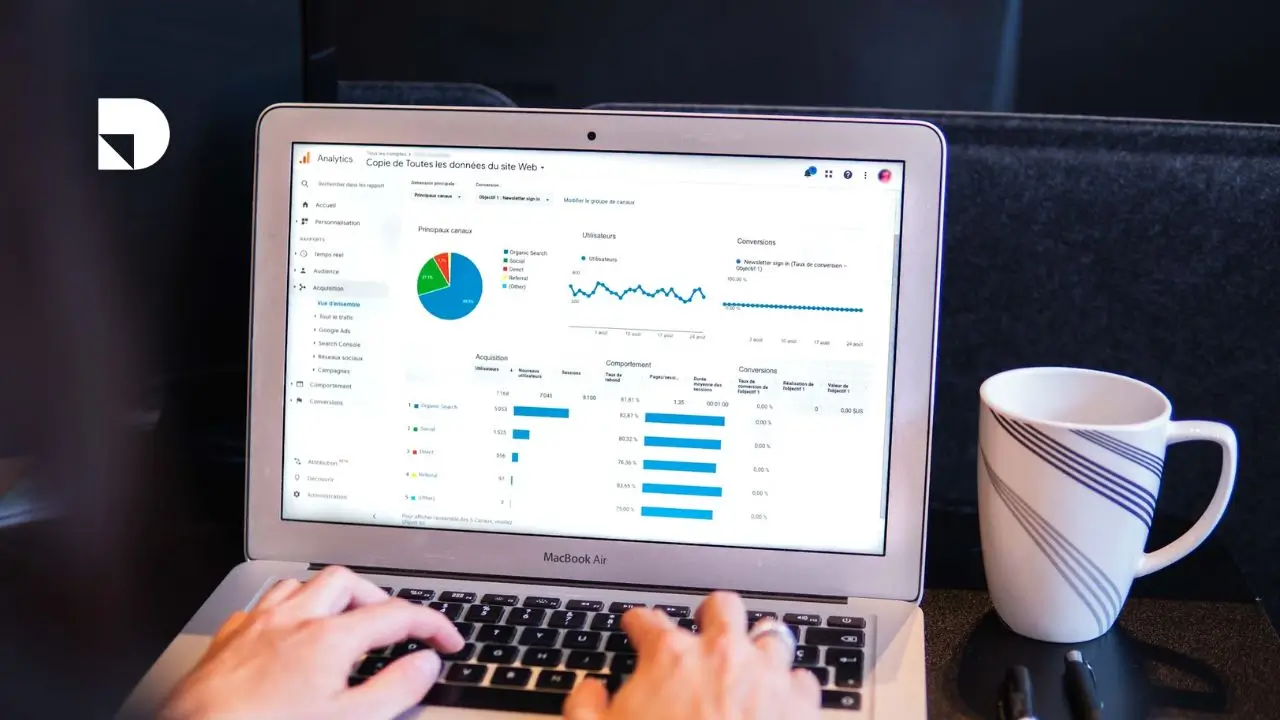 Persona viendo su perfil de google analytics analizando datos de su sitio web