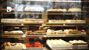 ventana donde se ven diferentes postres de una pastelería