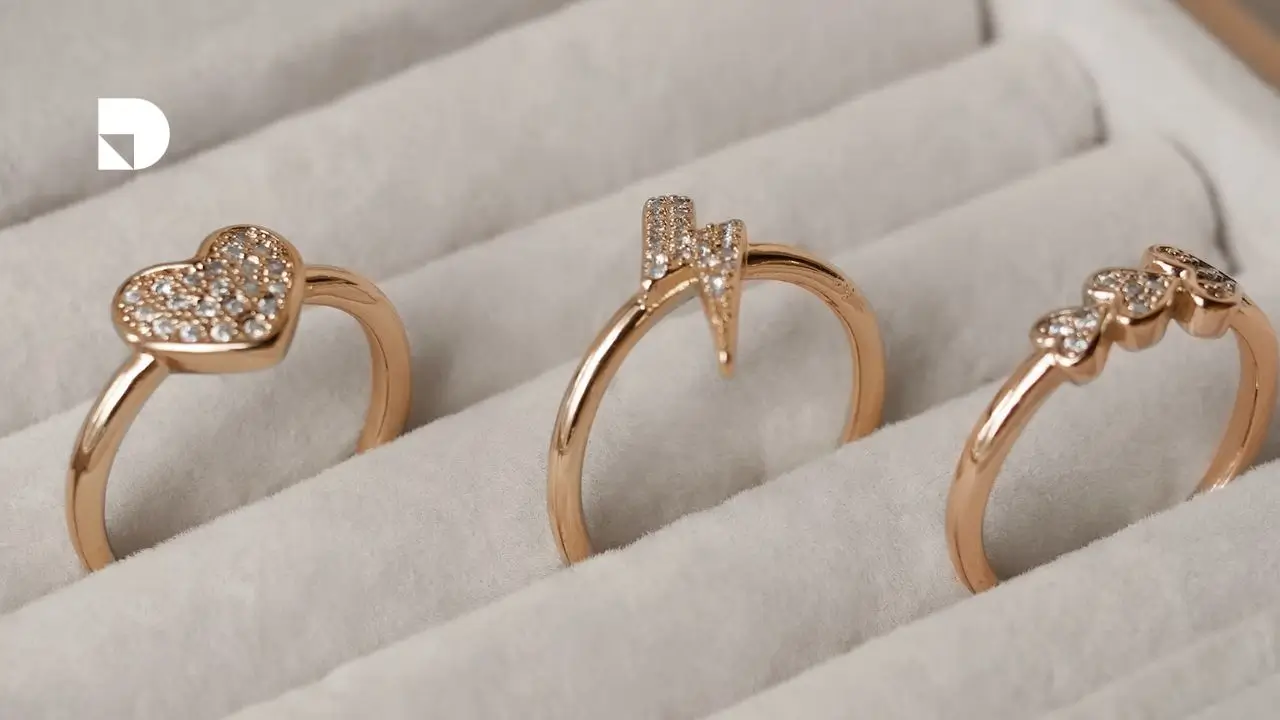 3 anillos con diferentes figuras ubicados en una tienda de joyas