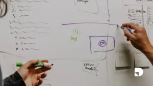 Persona escribiendo en un teclado mostrando los diversos formatos del Inbound Marketing, donde explica cada uno dello