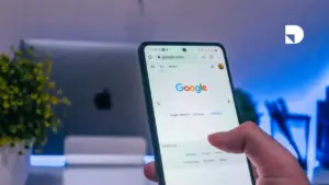 Persona desde su celular buscando en Google una página web