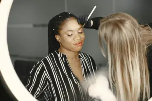 maquilladora consiguiendo clientes para su negocio