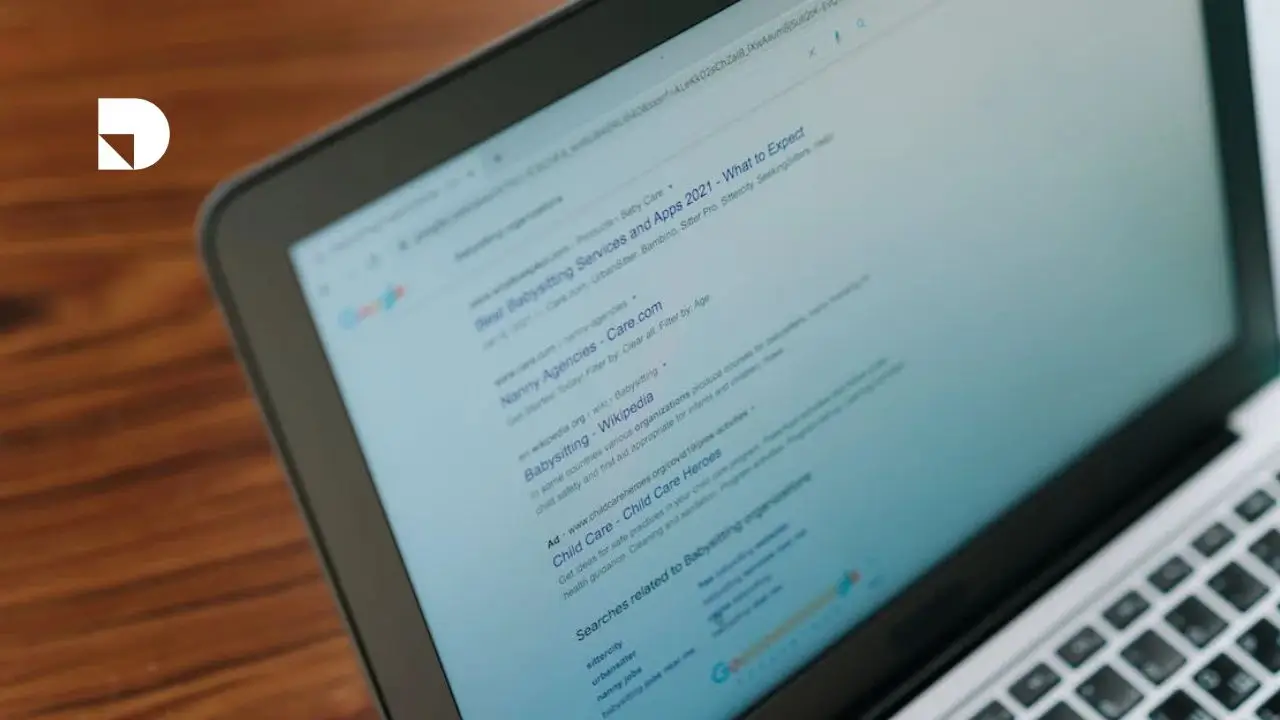 Persona navegando en su computador viendo los diferentes posiciones que tienen los sitios web en Google