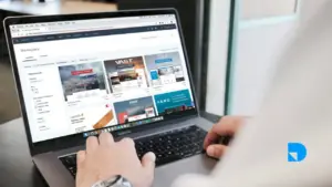 Persona navegando una página web buscando como mejorar su sitio