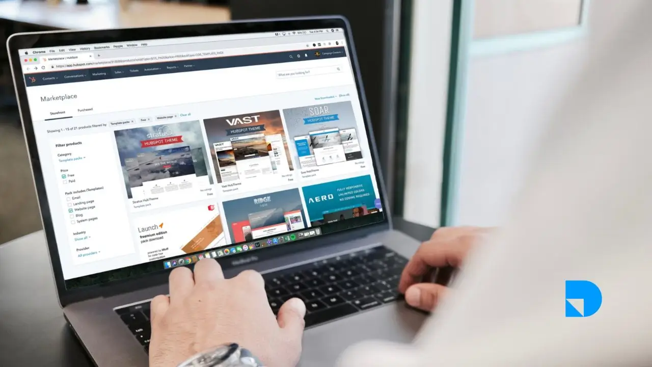 Persona navegando una página web buscando como mejorar su sitio