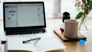 Persona sentada en su escritorio apunto de escribir una publicación para facebook