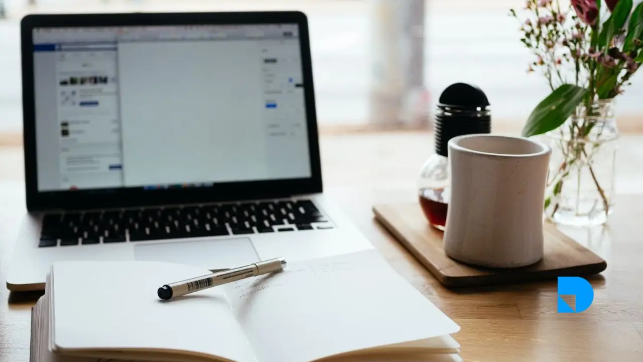 Persona sentada en su escritorio apunto de escribir una publicación para facebook