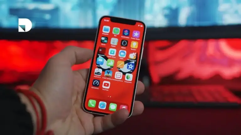 Persona viendo su celular donde se muestran diferentes aplicaciones