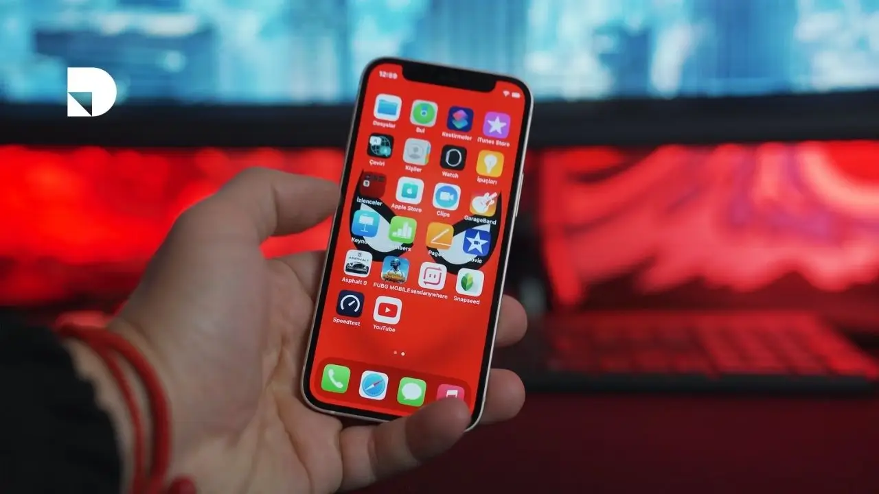 Persona viendo su celular donde se muestran diferentes aplicaciones