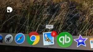 Persona utilizando su computador seleccionado su correo electrónico