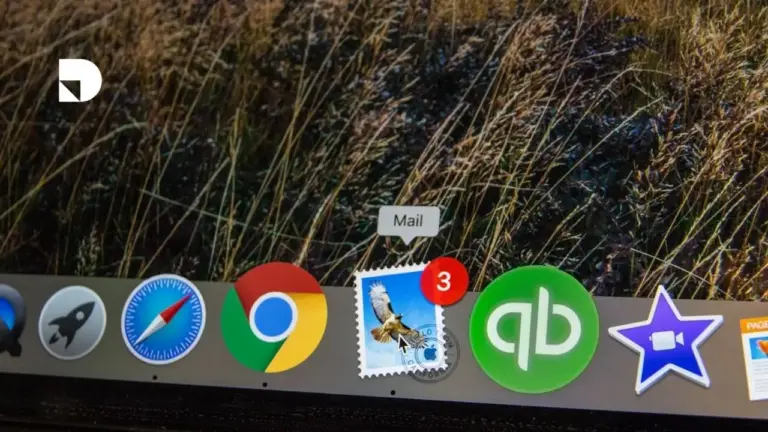 Persona utilizando su computador seleccionado su correo electrónico